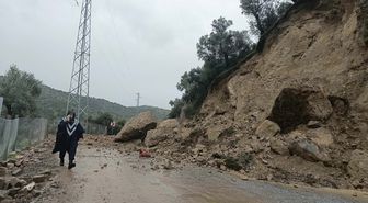 Dağdan kopan kayalar, kara yolunu kapadı