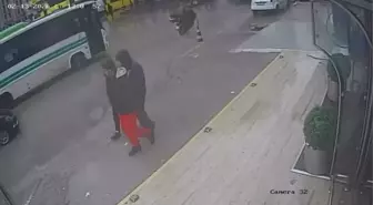 Adana'da Motosiklet Su Dolu Çukura Girip Devrildi, Sürücü Otobüs Altında Kalmaktan Son Anda Kurtuldu