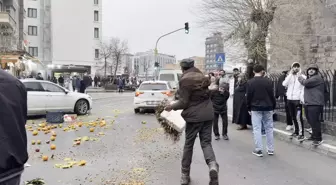 Diyarbakır'da seyyar satıcılarla, tezgahlarını alan zabıta ekipleri arasında gerginlik