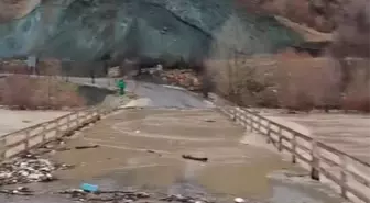 Diyarbakır'da Dere Taştı: Bir Köprü Sular Altında Kaldı