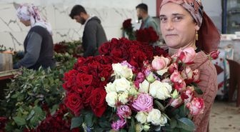 Eşi ile sevgililere rengarenk güller yetiştirdi