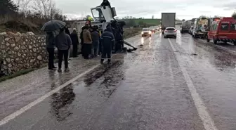 Gönen'de kamyon devrildi: 1 yaralı