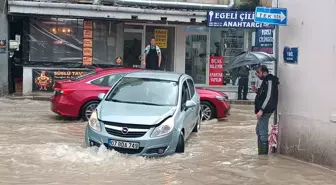 İzmir'de Sağanak Yağış Cadde ve Sokakları Suyla Doldurdu