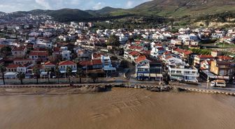 İzmir Foça'da sağanak; dereler taştı, denizin rengi değişti