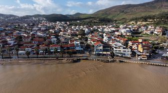 İzmir Foça'da sağanak; dereler taştı, denizin rengi değişti
