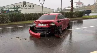 Kontrolden çıkan lüks otomobil refüje çarptı: 1 yaralı