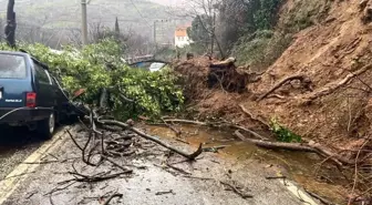 Ödemiş'te heyelan: Göçük altında kalan araç hurdaya döndü