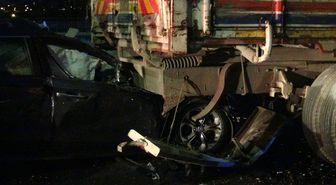 Seyir halindeyken tekeri kopan otomobil kamyona çarptı