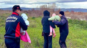 Uluabat Gölü'nde mahsur kalan aileyi jandarma kurtardı