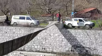 Üzerinde bulundukları asma köprü, kuvvetli rüzgar nedeniyle ters döndü: 2 yaralı