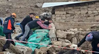 Aksaray'da yağmur ve rüzgardan ahır hayvanların üzerine çöktü