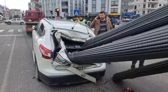 Ani fren yapan kamyonun üzerinden kayan inşaat demirleri, otomobile saplandı