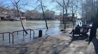 Antalya'da kuvvetli yağış 6 ilçede hasara neden oldu, mahsur kalan hayvanlar kurtarıldı