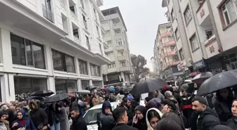 AVM açılışında büyük izdiham! Kent halkı akın etti, yol trafiğe kapandı, ekipler etten duvar ördü