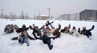 Belçikalı turistler Erzurum'da karda gönüllerince eğlendi