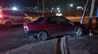 Demir direğe saplandı, hurdaya dönen araç sürücüsü kayıplara karıştı