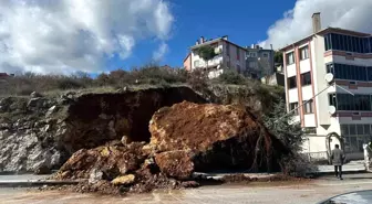 Dursunbey'de dev kaya parçası yola düştü