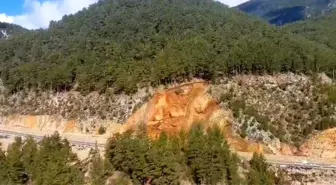 Gündoğmuş'ta toprak kayması: Ulaşıma kapanan yol, tek şeritten trafiğe açıldı