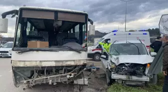 Hafif ticari araç ile midibüs çarpıştı: 6 yaralı