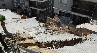 İzmir'de toprak kayması; 2 bina ve 7 araç zarar gördü