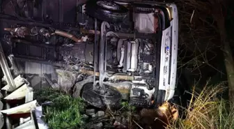 Kamyon bariyerlerde askıda kaldı, sürücü hafif yaralandı