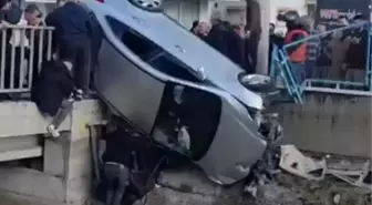Kaza yapan otomobil köprüde asılı kaldı
