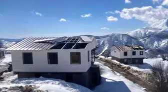 Konutların çatıları şiddetli rüzgara dayanamadı