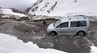 Menfez olmayan yolda sel: Araçlar mahsur kaldı