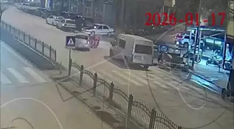 Motokuryenin otomobile çarparak savrulduğu kaza kamerada