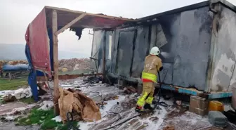Reyhanlı'da alevlere telsim olan konteyner yandı