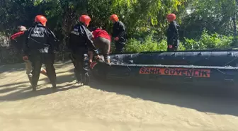 Sağanakta su basan seranın çatısında mahsur kalan 2 kişi botla kurtarıldı