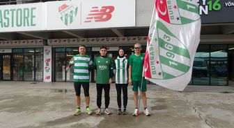 'Sevgililer Günü' için Bursaspor bayrağıyla 10 kilometre koştular