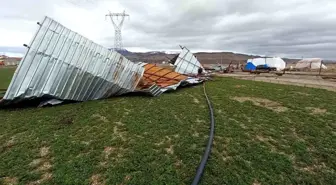 Şiddetli rüzgar ahırın çatısını uçurdu