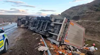 Tır şarampole devrildi, sürücü yara almadan kurtuldu