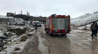 Van'da otomobil dereye uçtu: 3 yaralı