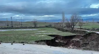 Yağmur sonrası yolda 4 metre derinliğinde çukur oluştu