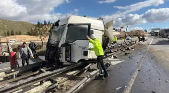 Yön tabelasına çarpan kamyonun kupası koptu