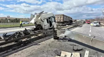 Yönlendirme tabelasına çarpan tırın ön kabini koptu: 1 yaralı