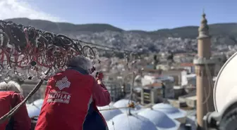 Bursa Ulu Cami'nin Minareleri Arasına 'Kul Hakkından Sakın' Mahyası Asıldı