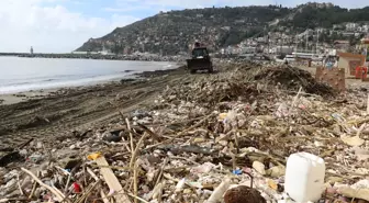 Alanya'da sağanağın ardından sahil atıkla doldu