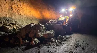 Beypazarı'nda kayalar yolu ulaşıma kapattı