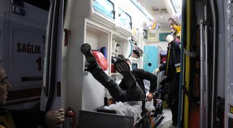 Bıçaklı kavgada yaralandı, hastanede sedyeden atlayıp basın mensuplarına saldırdı