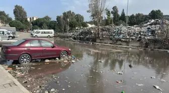 Buca'da şantiyedeki çöpler sağanak yağmurda yola sürüklendi
