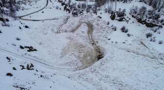 Van'da çığ düşmesi sonucu ulaşıma kapanan mezra yolu açıldı