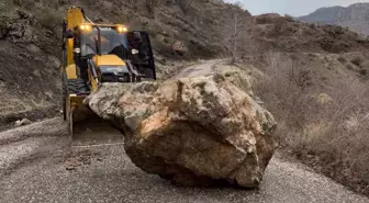 Heyelan nedeniyle kapanan köy yolu yeniden ulaşıma açıldı