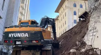 İstinat duvarı çöken sitedeki 4 dairede hasar oluştu