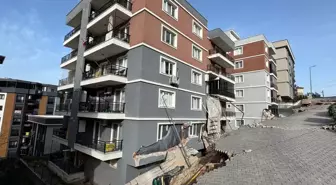 İzmir'de istinat duvarının çöktüğü sokakta çalışmalar sürüyor