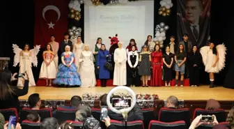 Lise öğrencileri atık malzemelerden hazırladıkları kıyafetlerle podyuma çıktı