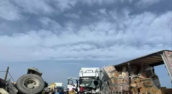 Manisa'da TIR, otomobil ve kamyonla çarpıştı: 5 yaralı