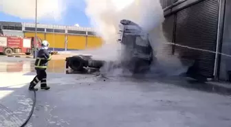 Mardin'de park halindeki tırın çekicisi yandı